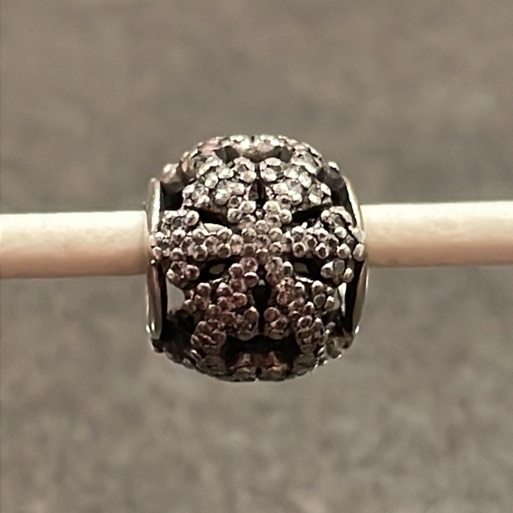 Pandora 2013 Black Friday Let It Snow Snowflake Charm